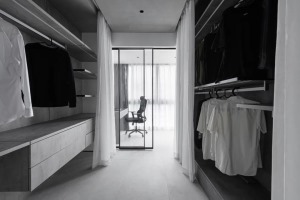 衣帽间延续了客厅的设计路线，色彩上改用时尚的黑白灰。