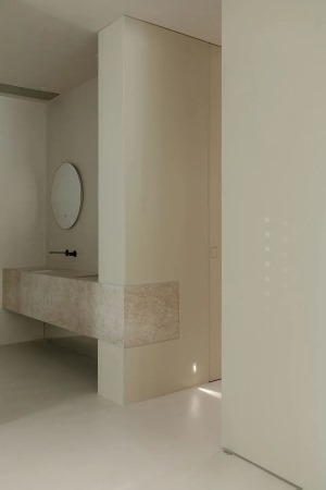 浅色系的卫浴空间从视觉上就能给人干净整洁的印象，大理石的洗手台纹理细腻，减少了空间的单调感。