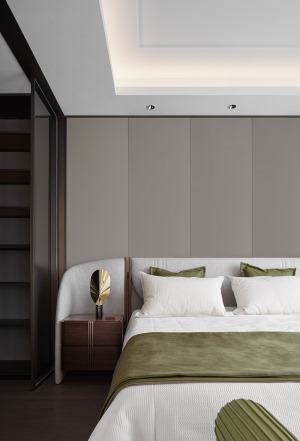 设计师充满质感的笔触延伸至卧室之内，整洁雅致的色调收紧内敛，不张扬，不显露，却气质自生。
