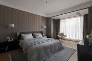主卧非对称的床头布置，咖色背景白色薄纱，整个空间轻松有趣。