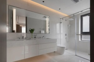 主卧卫生间采用了纯白色的设计，方形长镜使整体通透开阔。