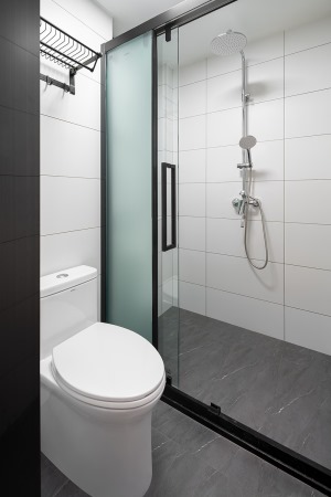 一层的卫生间把洗手盆外置后，有充足的空间把淋浴区与马桶区独立开来。