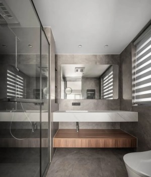 卫生间呼应整体色调选用木色与白色搭配，简约大方。干湿分离的设计看起来优雅美观，更加卫生。
