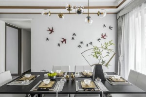 餐厅，给人自然优美、悠闲舒适的感觉，背景墙上的飞燕图案，点睛的绿植，处处彰显着生机。