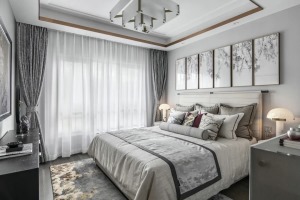 卧室浅灰色调，素雅极了，给人舒适纯粹的感觉。床头背景墙上的这一排挂画饰品，不仅搭配协调，更气质高雅。