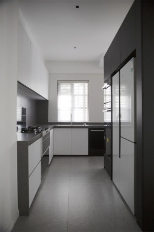L型厨房缓解转角空间的尴尬，提高空间利用率。功能划分明确，使用较为便利。