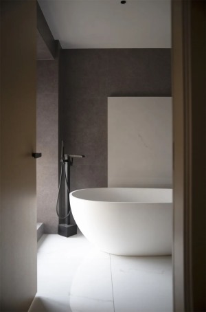 卫生间安置了椭圆形的浴缸体积小巧，有需要的时候就可以尽情的享受泡澡的舒适和惬意了。