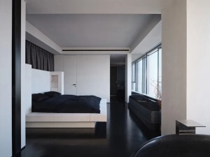 卧室选用了经典的雪花石膏板床，这款突破传统的床如雕塑般刚性、冷淡，彰显出业主拒绝随波逐流的自我态度。