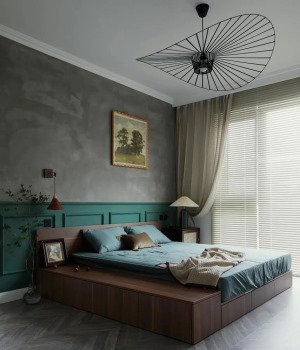 复古绿是客厅色调的延续，大雅依旧；专属定制矮榻式床四周均可收纳，包容琐碎。