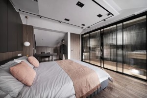 主卧空间面积较大，床尾墙以玻璃推拉门的设计，加入时尚高级的设计元素，营造现代大方的居住氛围感。