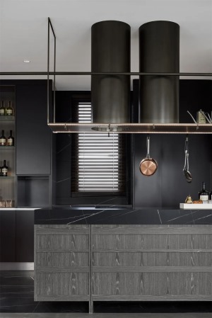 开放式厨房与立面的留白，整体空间更具统一性，金属边框的局部包裹，纯净之中凸显质感沉淀，亦成为视觉焦点