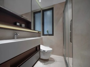 镜柜+马桶上柜的设计足够满足屋主的收纳需求，保证空间的使用便利与整洁。