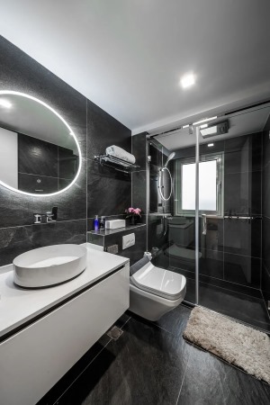 衛生間采用的是干濕分離的設計，通長的洗面臺設計使整個空間更加整體，深灰色瓷磚和純白色洗手臺形成對比。