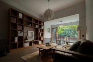 以简约自然的风格为基调，灰白色的墙面搭配原木质感的造型和家具，营造出一个舒适慵懒的空间。