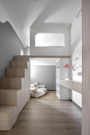 設計師按小閣樓的設計模式規劃了二層的睡眠區，滿足一個擁有屬于自己私密小天地的小心愿。