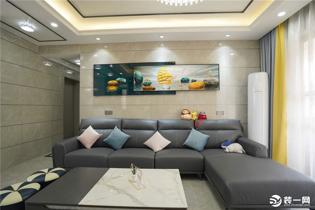 舒适的L型沙发，上面的墙面挂一幅画来润色，避免空荡荡的。