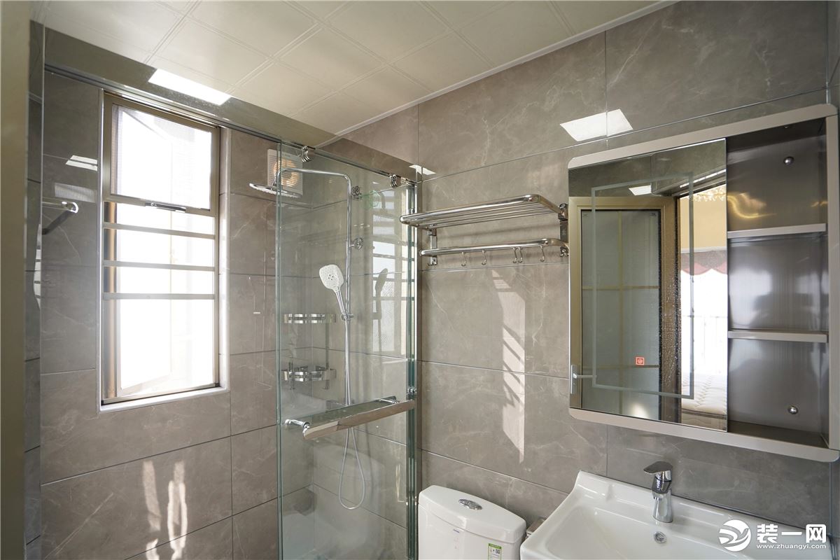 淋浴区做了干湿分离，这样淋浴的时候就不会把整个卫浴都弄得湿哒哒的，清洁更方便了。