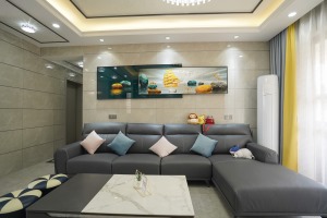 舒适的L型沙发，上面的墙面挂一幅画来润色，避免空荡荡的。