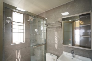 淋浴区做了干湿分离，这样淋浴的时候就不会把整个卫浴都弄得湿哒哒的，清洁更方便了。