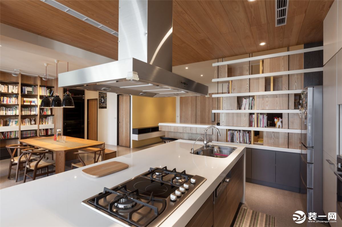 半包简欧造价6.5万  厨房的设计才是整个房间的亮点。