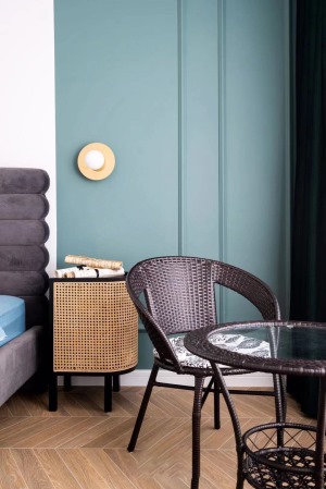 轻奢系的灯具、藤编床头柜与休闲桌椅、雾霾绿拼色墙……简洁利落的设计与恰到好处的线条，以一种清醒、克制
