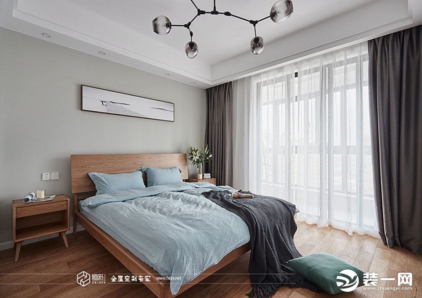 卧室在色彩上仍然选择比较清淡的颜色，浅灰色与浅绿色营造出一种简单温馨的氛围，原木色的床、家具以及同色