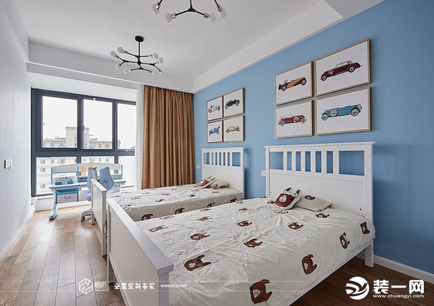 卧室在色彩上仍然选择比较清淡的颜色，浅灰色与浅绿色营造出一种简单温馨的氛围，原木色的床、家具以及同色