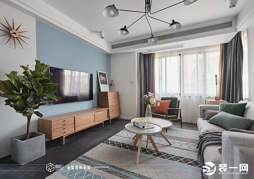客厅大面积使用中性色，浅灰色与浅绿色的完美结合，加上一点橙色软装的点缀，让整个空间沉稳有力。浅原木色
