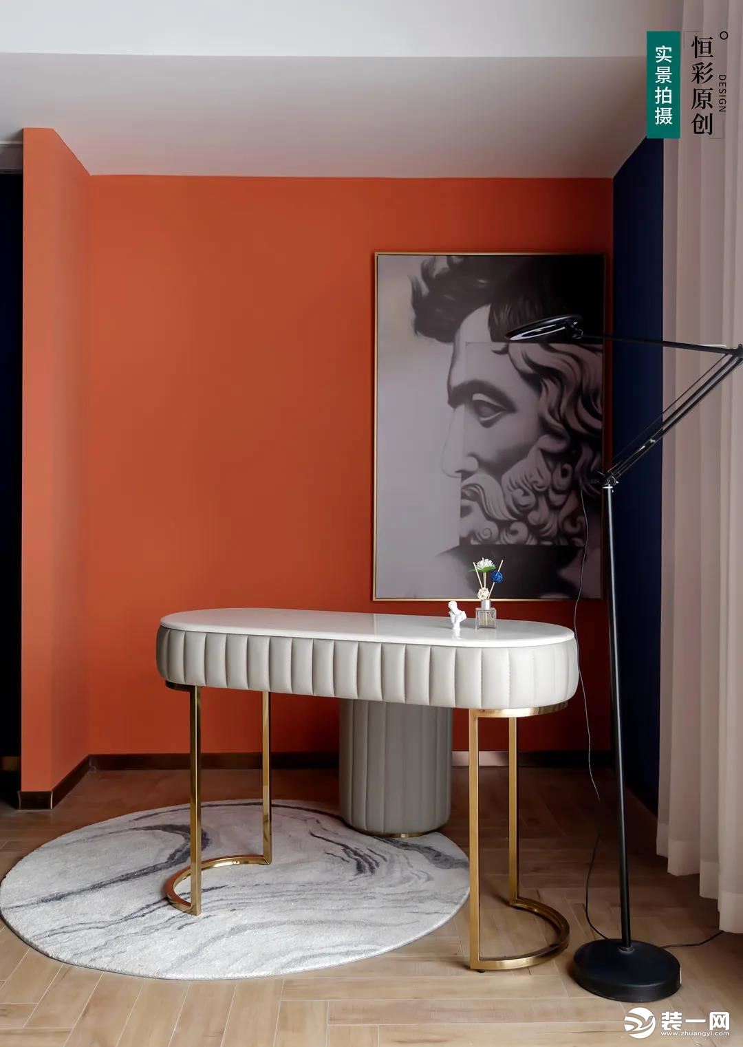 化妆区设简单的化妆凳， 橙色墙面搭配黑色踢脚线， 色彩对比感强烈。 