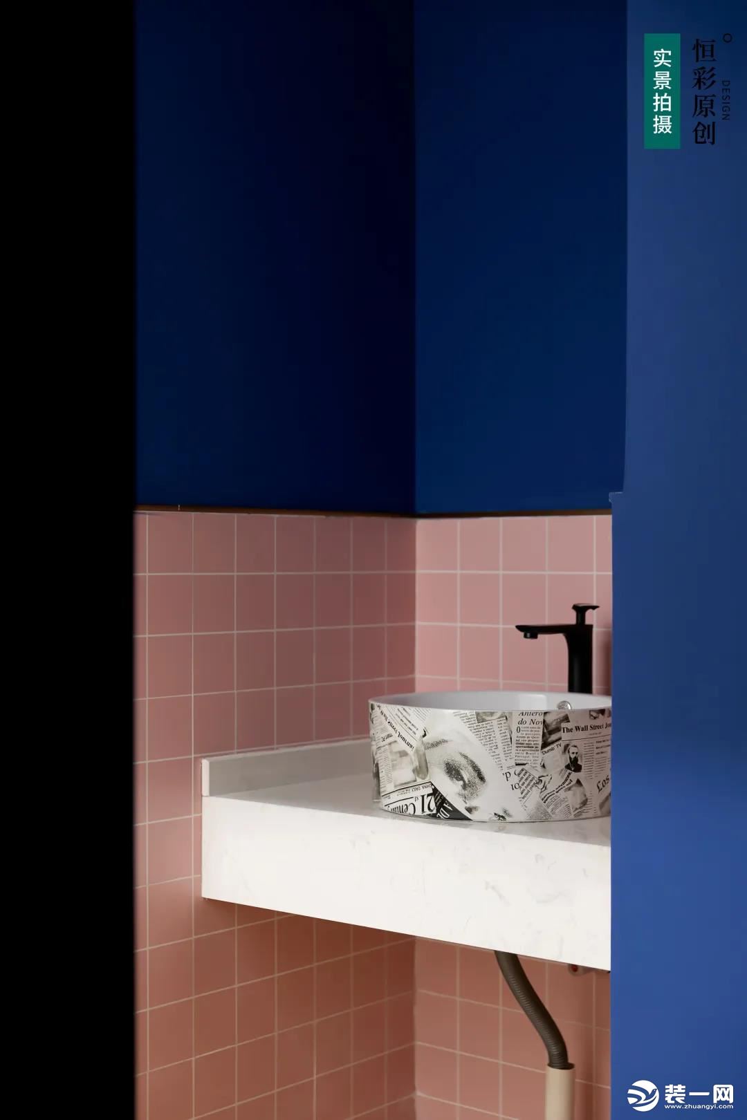 卫生间 卫生间采用蓝粉配色， 蓝色背景墙搭配粉色小方砖， 白色大理石台面搭配报纸复古印花台盆。