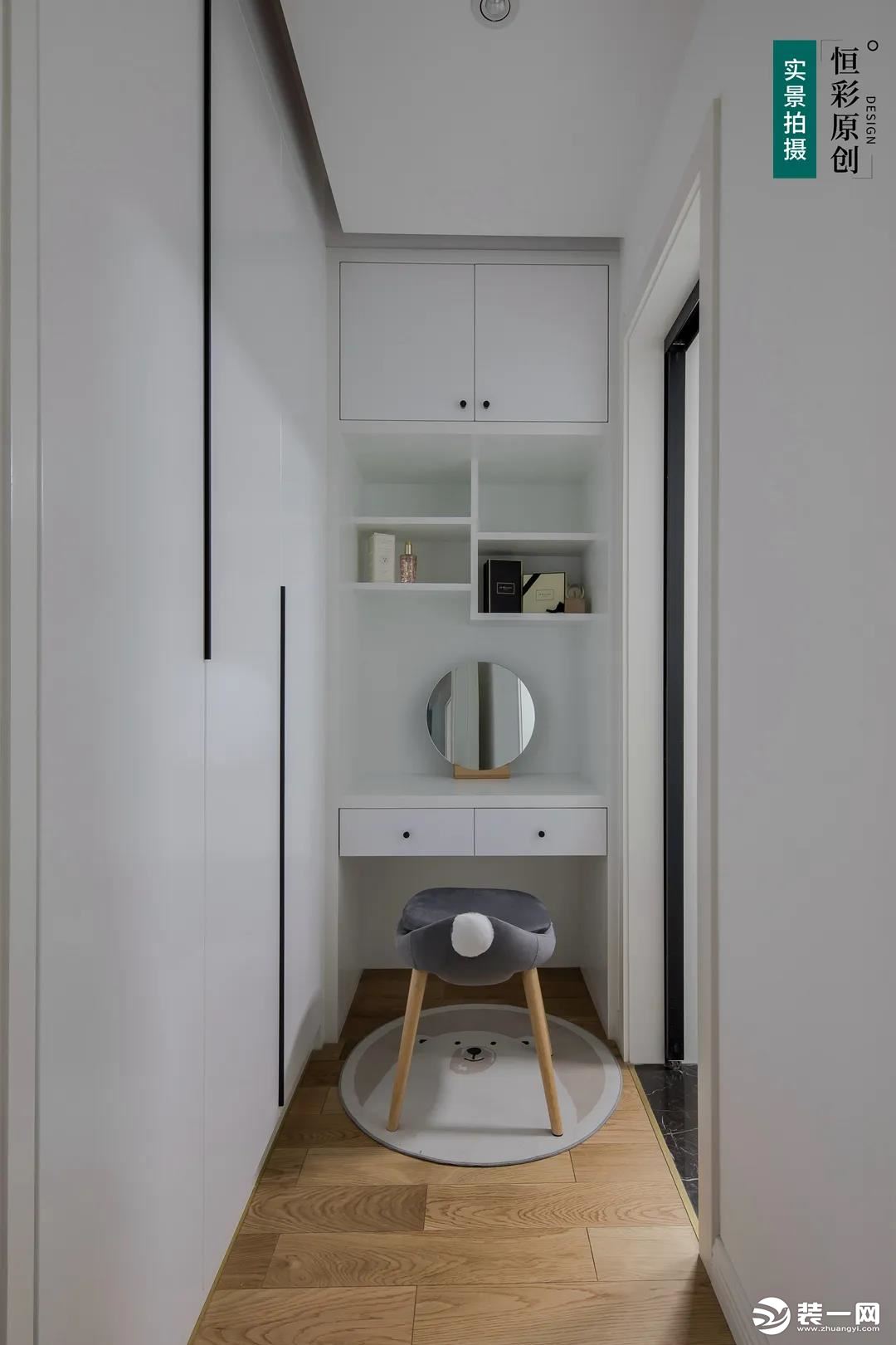 主卧空间涵盖了衣柜、 独立梳妆台、 和主卧卫生间。 利用衣柜隔断， 两面各做柜体， 增加储物功能。 