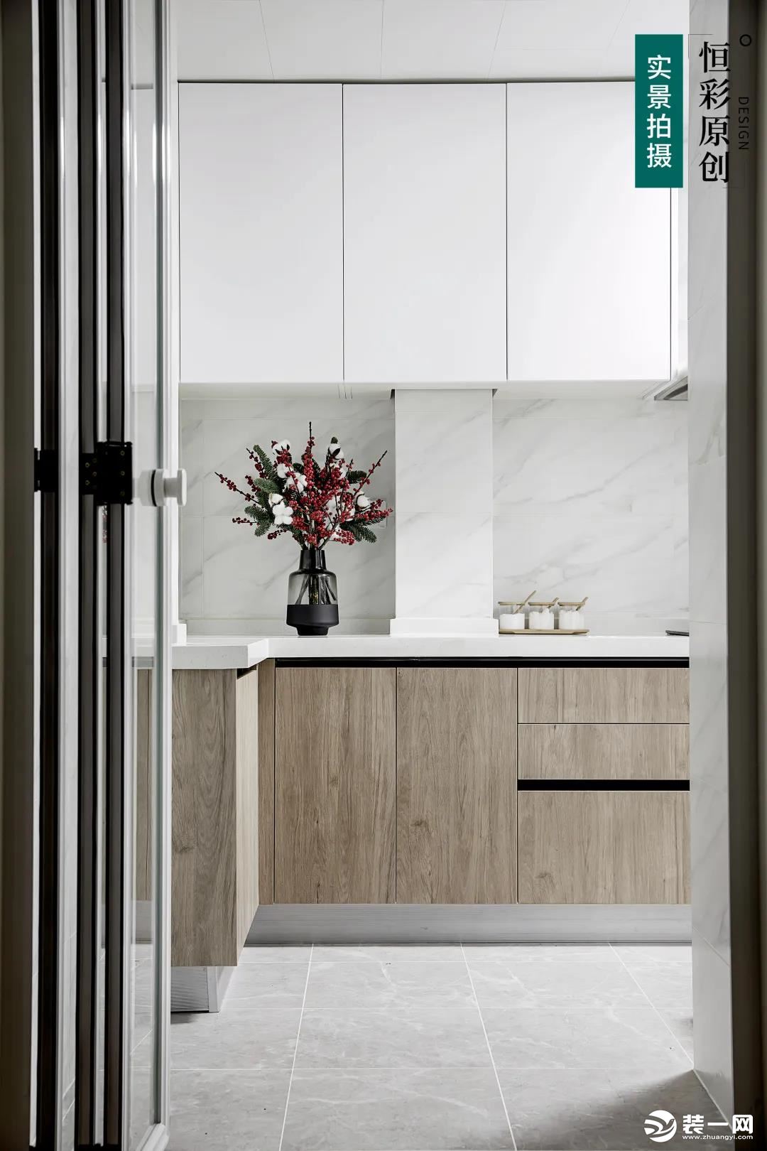 厨房使用透明折叠门，视觉上更有空间感。