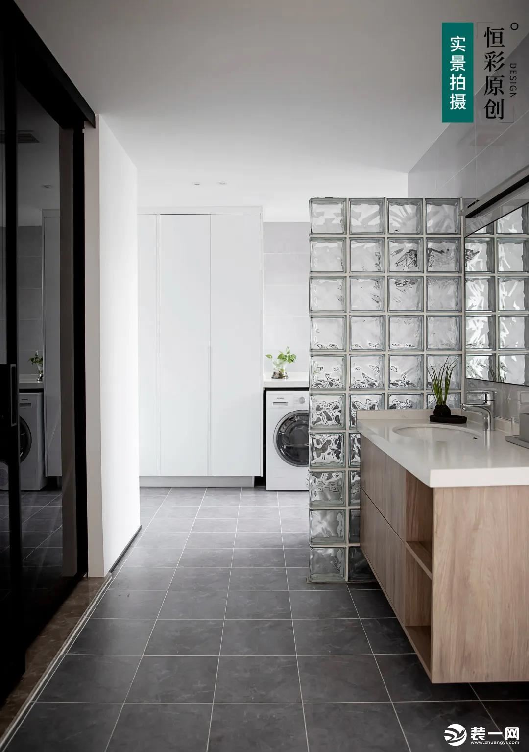 利用玻璃砖作为隔断，既保护了淋浴房区域的空间私密性，又不会显得空间过于封闭。