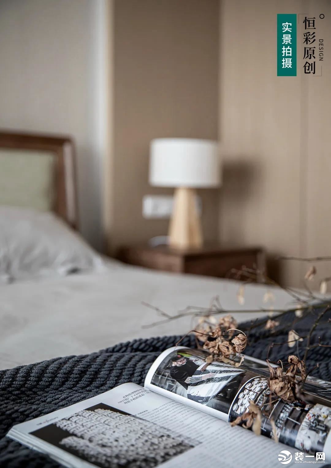 米色系的床品在颜色和材质上都非常日系，搭配简单的北欧风小家具，温暖惬意。