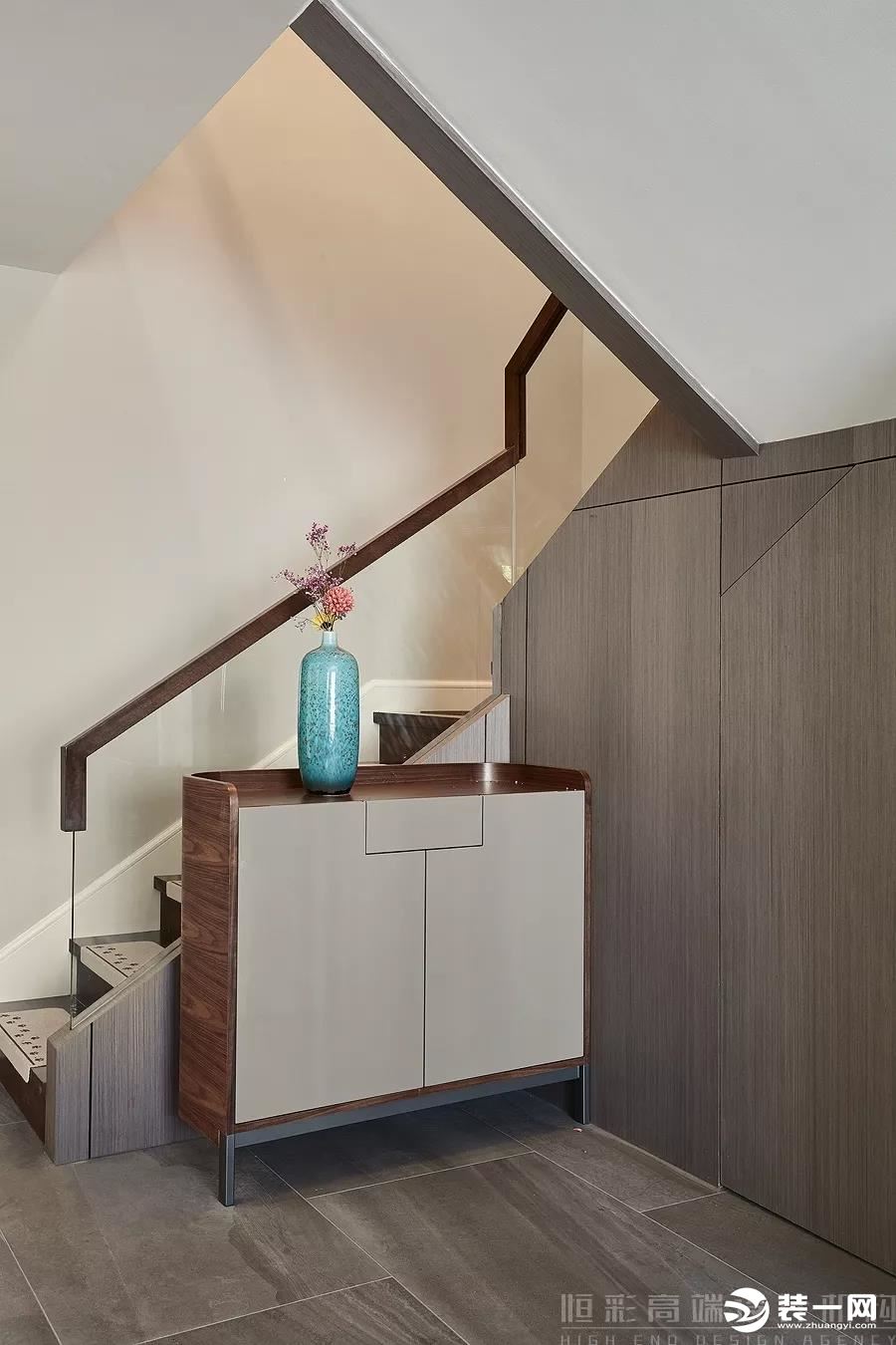 ▼楼梯间 对于跃层住宅来说，楼梯间是必不可少的。色彩和材质贴合整个家居空间的设计。