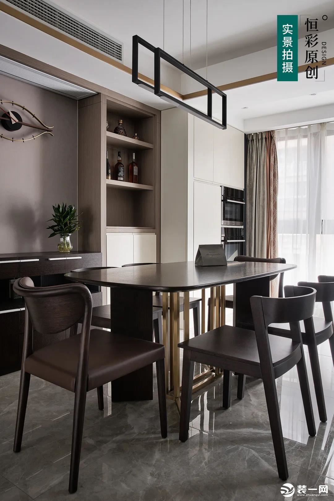  整体棕调背景色，搭配黑色实木餐桌椅，空间的延伸感很强。