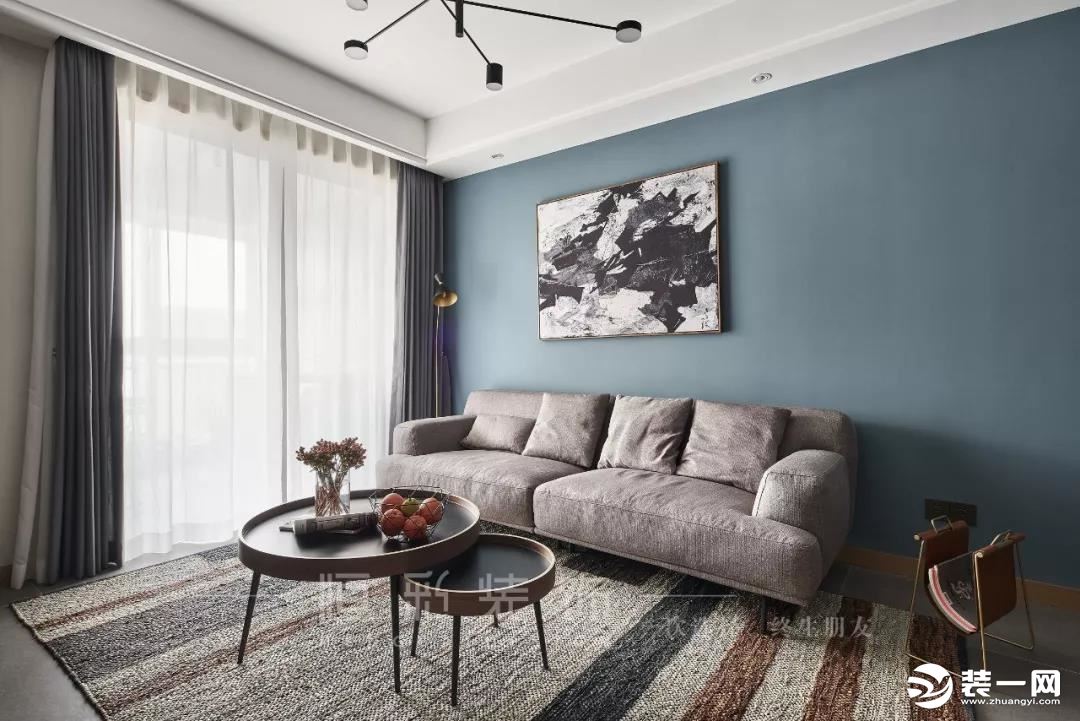 在家具选择上，尽量选择与整个辅色调一致的浅灰色，用以保持整个空间的配色协调。浅灰色的绒面沙发搭配，搭