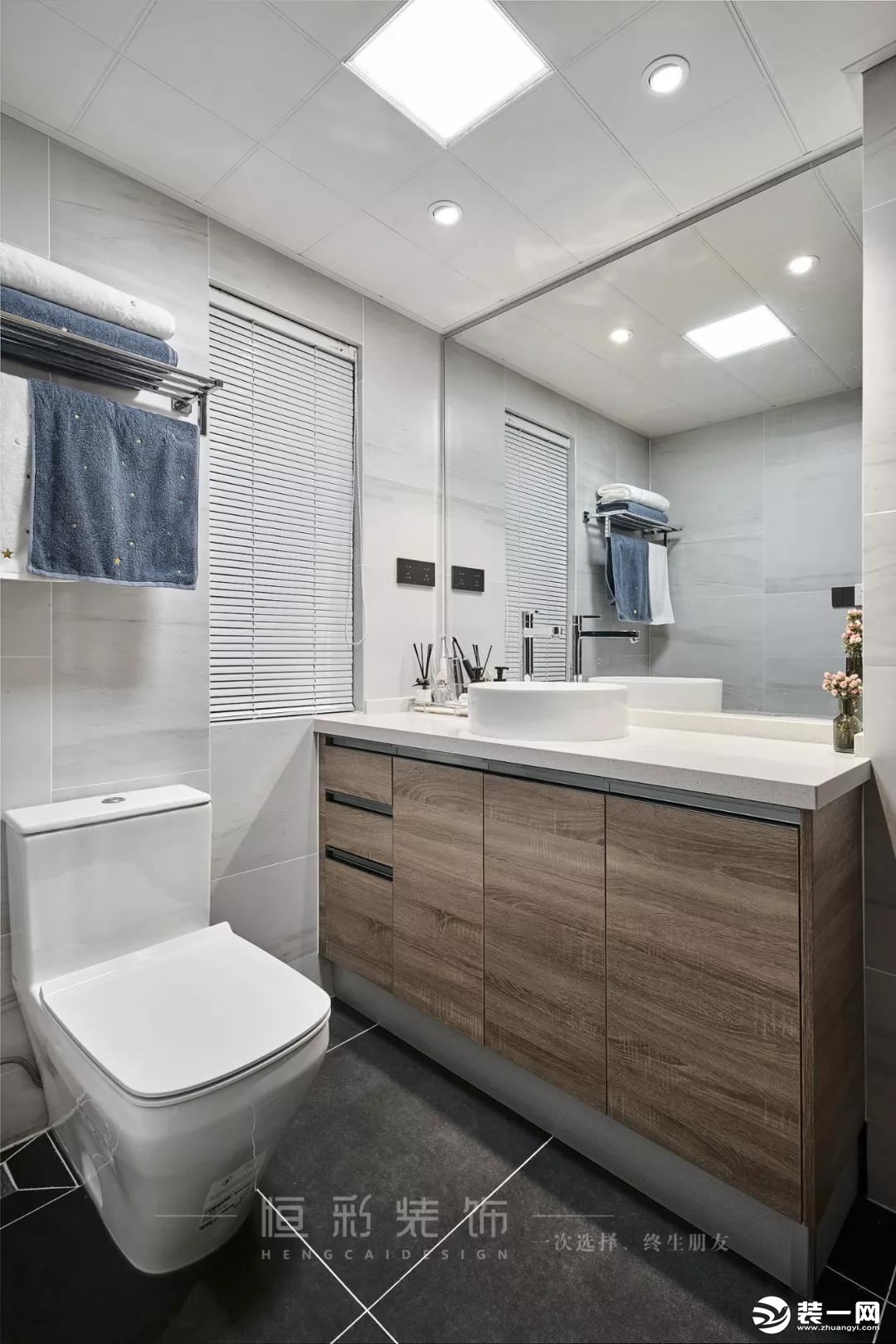 卫生间以实用为主，浅色配色清爽舒适，浅灰色雾面地砖提升空间质感。