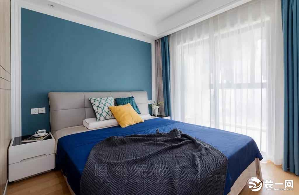 主卧空间采用雾蓝色作为背景装饰色，结合石膏线走边装饰，更显空间质感。 