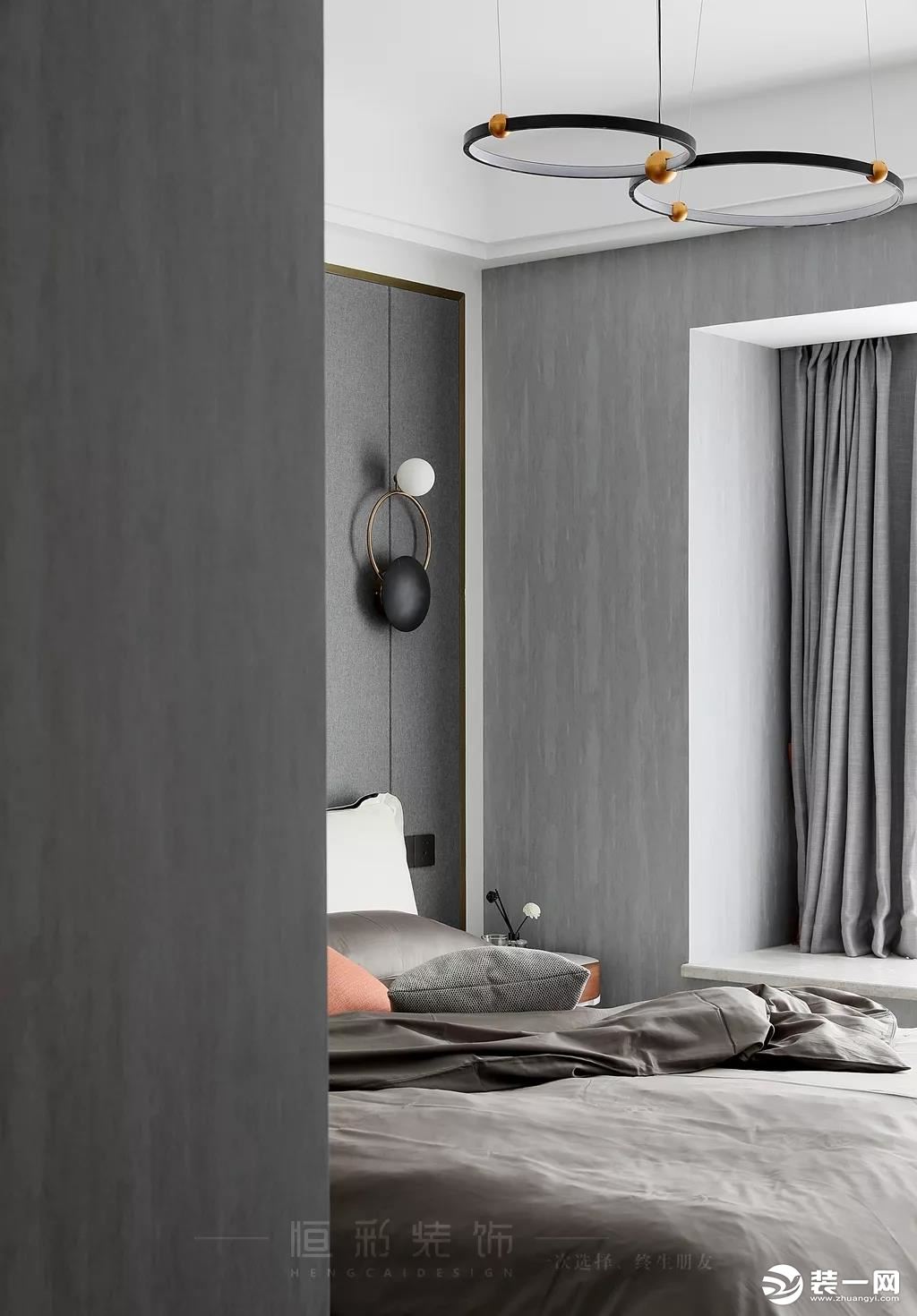 主卧空间一进门，一股清冽的高级感便扑面而来。整个灰色的背景，加上极简的软装陈设，通过色彩和质感，简单
