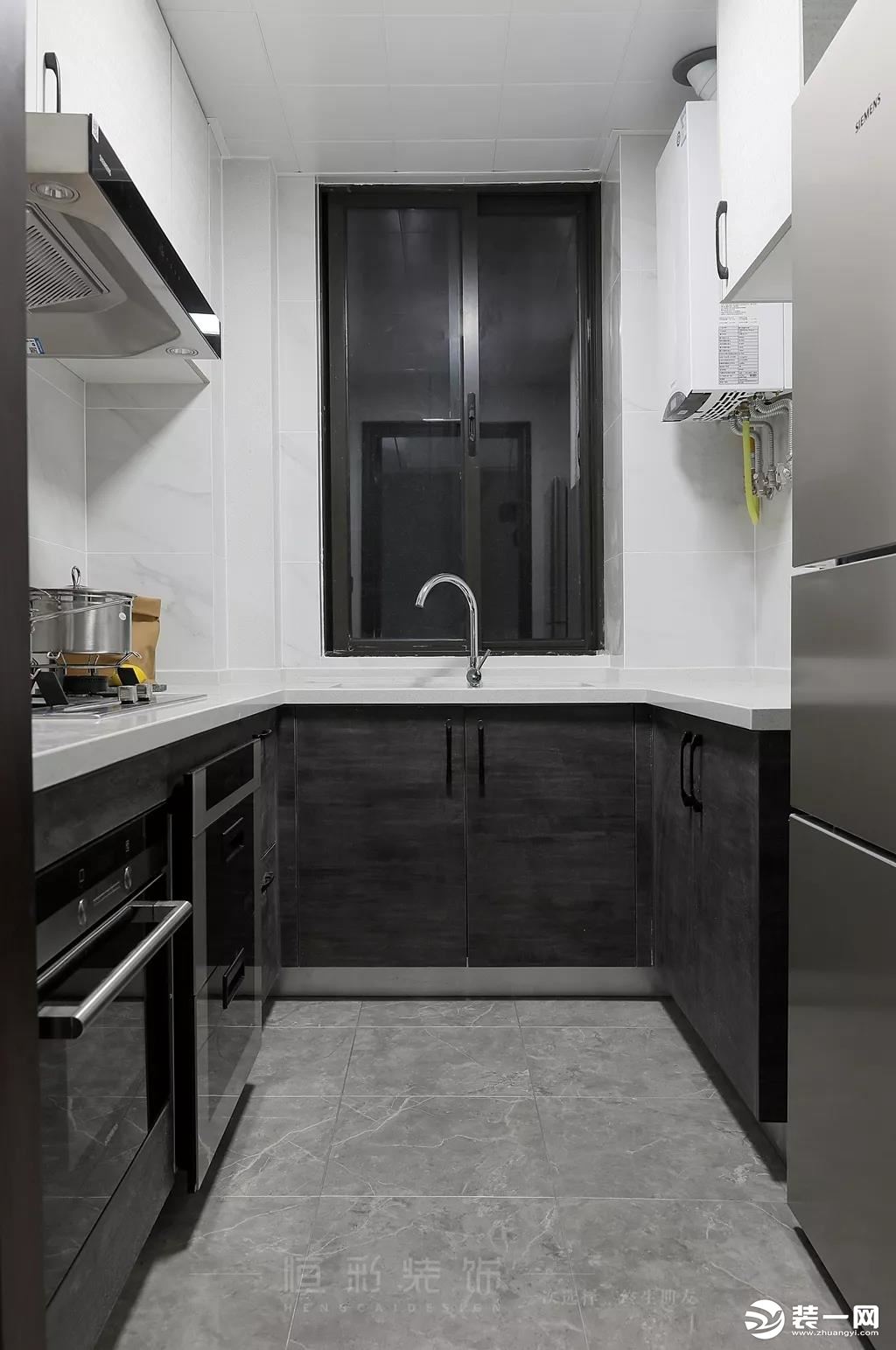 厨房色彩上浅下深，层次分明。白色墙砖搭配灰色大理石纹理的釉面地砖，搭配深色的橱柜，简洁大方。