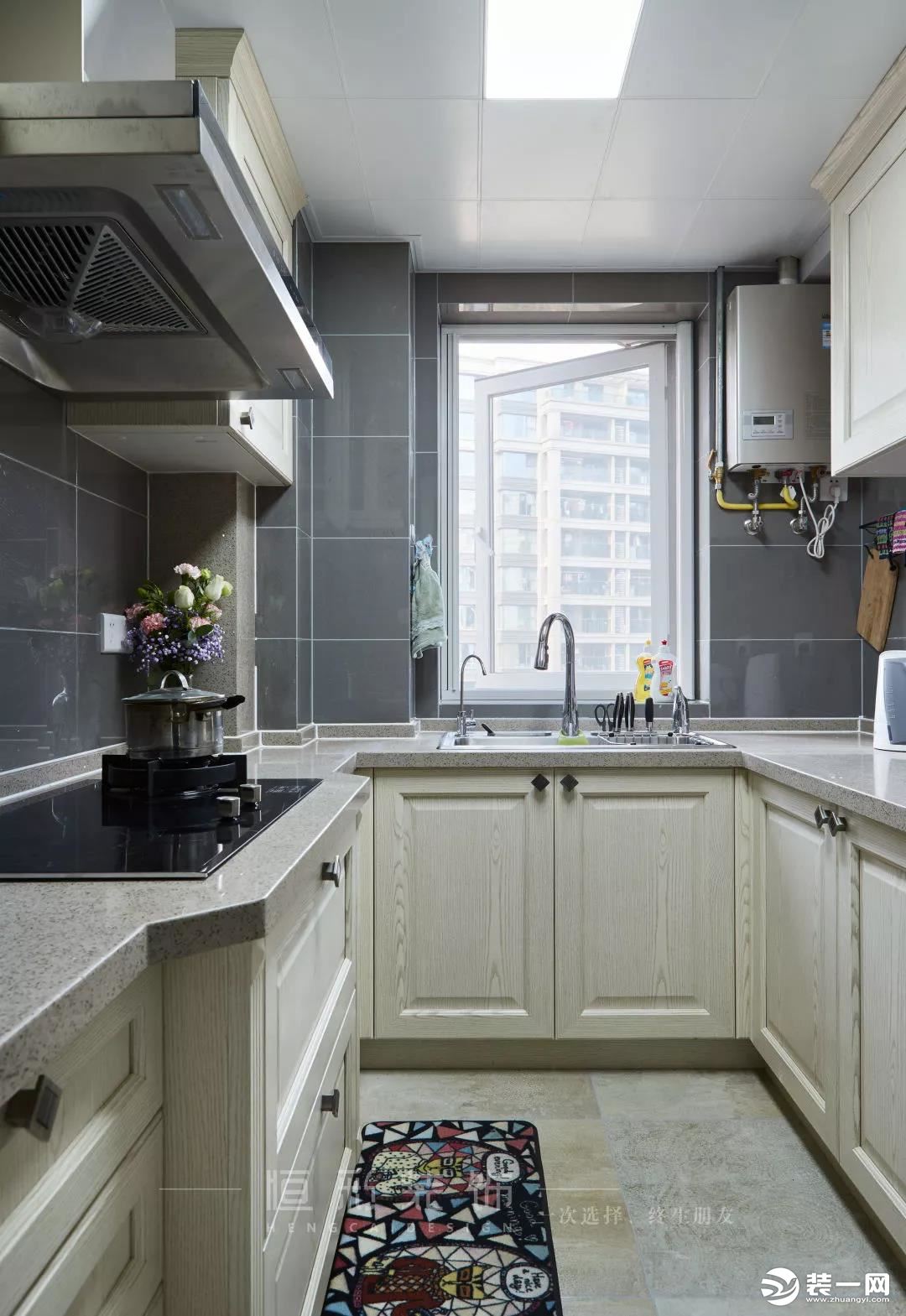 厨房空间简单实用，浅灰色墙砖结合米白色木纹橱柜以及石纹地板，居家实用。