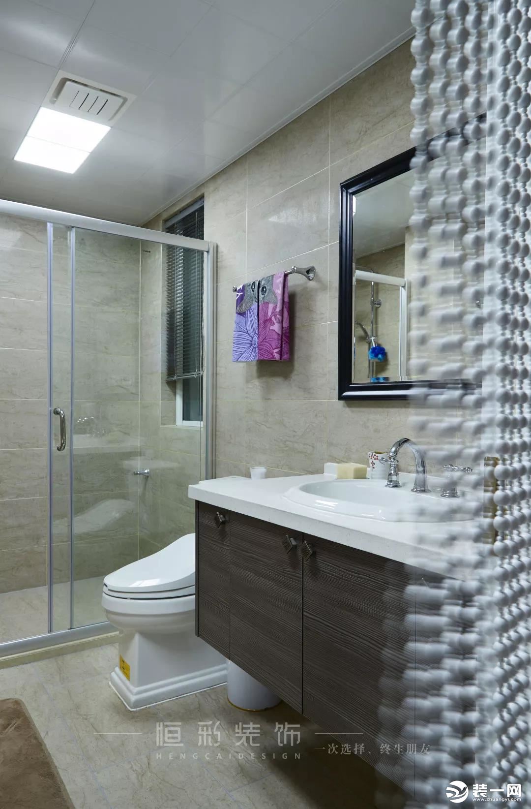 卫生间设计满足功能需求的同时，古典花砖的使用结合浴缸设计，又精于对古典家居艺术的表达。