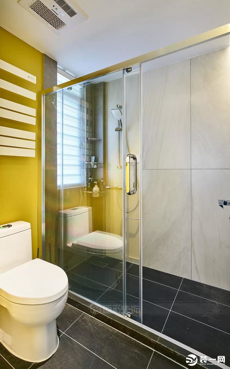 卫生间姜黄色墙面搭配灰色地砖，非常调皮个性的搭配，彰显了业主朋友对生活的独到追求。