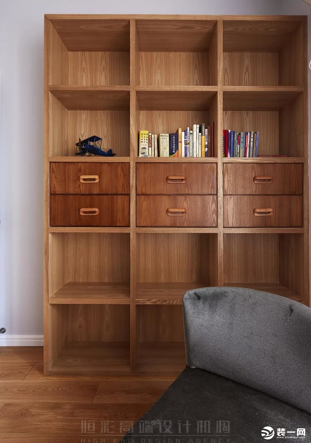 次卧的原木色稍有淡化，隔出的小书房空间沿袭了全套原木色的使用，清浅雅致。