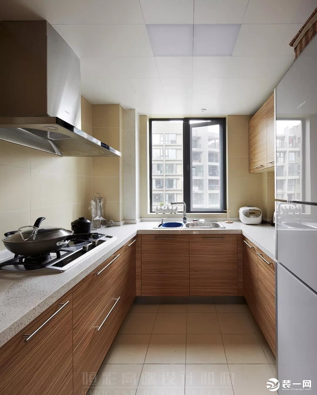 厨房和卫生间仍然使用了大量的原木色作为修饰，再搭配浅色营造出原始自然的感觉。