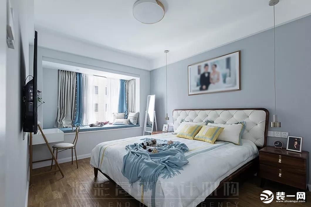  卧室空间在配色上选择非常清新浅淡的颜色 淡淡的蓝色主墙面， 配合成套的布艺搭配