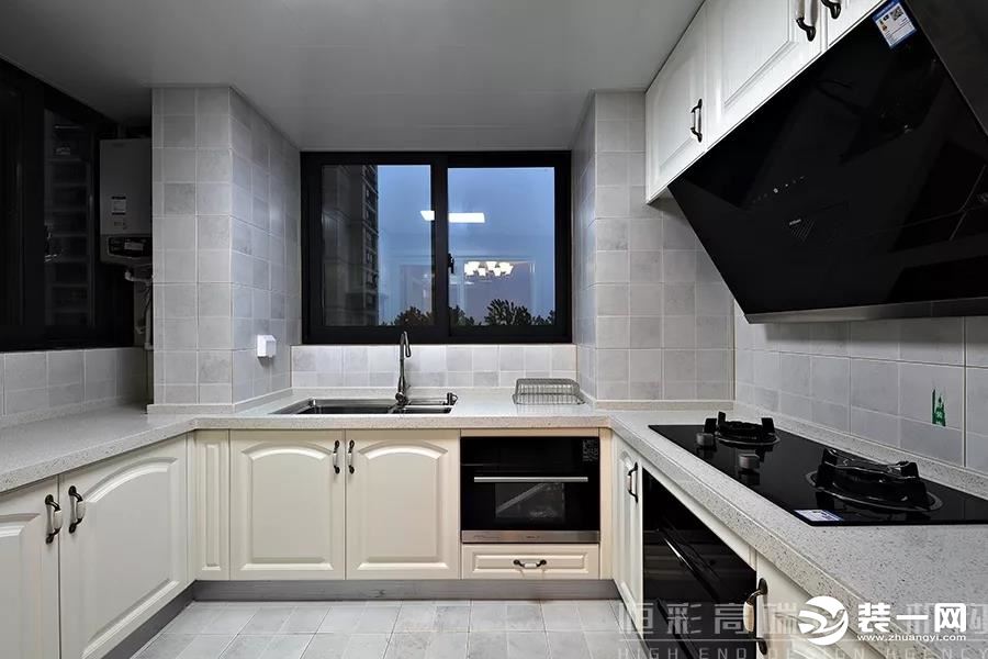 U型厨房空间相对开阔一点，深色加浅色的色彩搭配 令空间明灭有致。