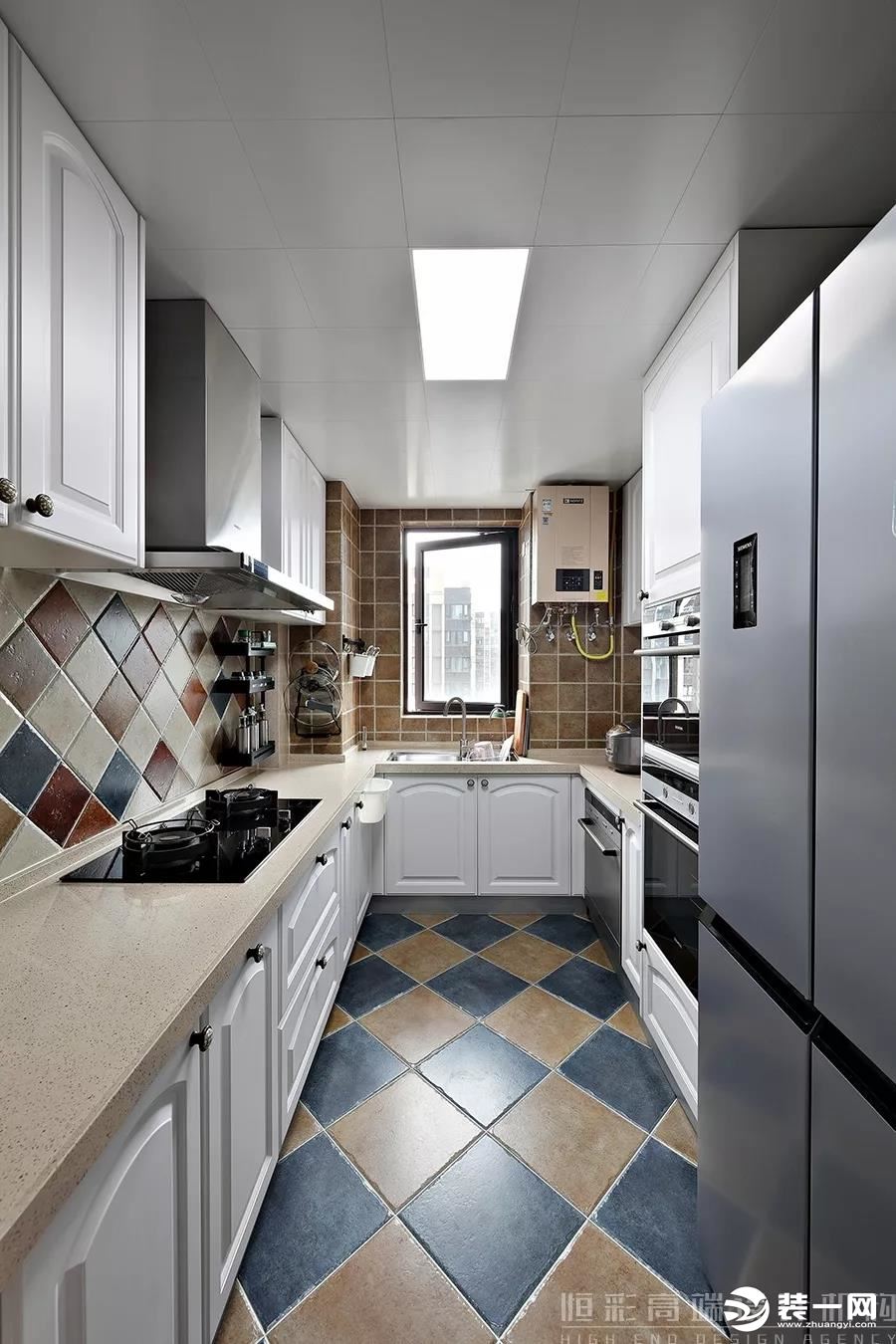 厨房仿古面的墙砖、地板采用双色拼接，具备功能强大又简单耐用的厨具设备。