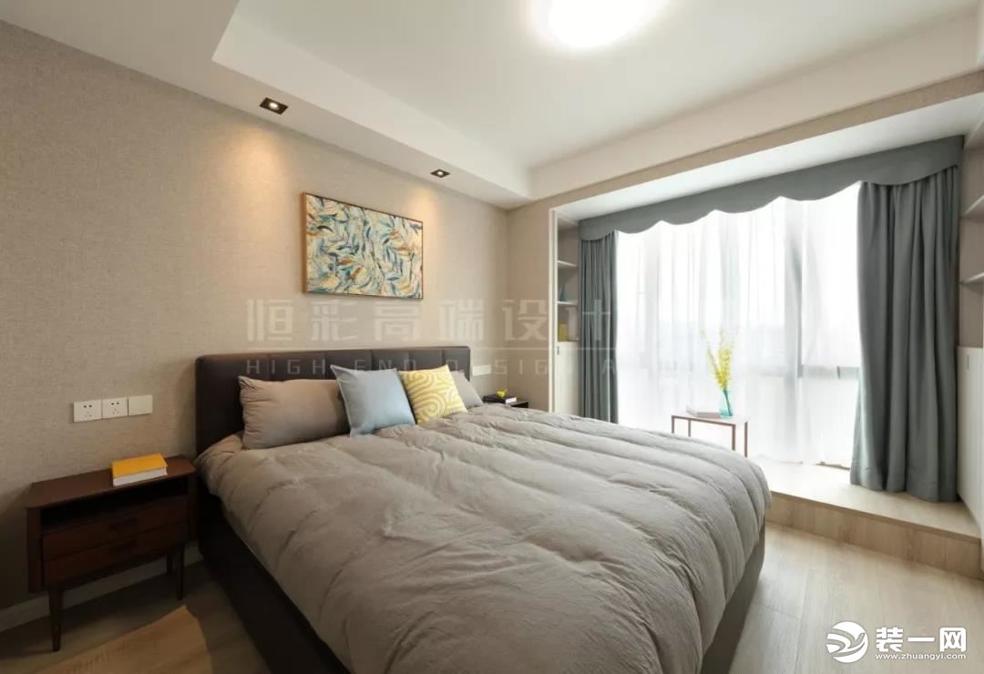 浅暖色的卧室空间，营造了一种温暖舒适的起居空间。纯色的大面积使用体现了现代北欧的极简手法，同时也是对